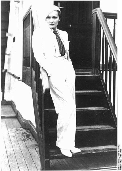 430px-Bundesarchiv_Bild_102-14627,_Marlene_Dietrich